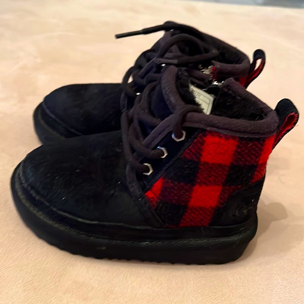 Unisex size 7c toddler Ugg boots.
